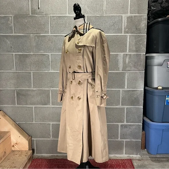Burberry trench coat. - Picture 4 of 15